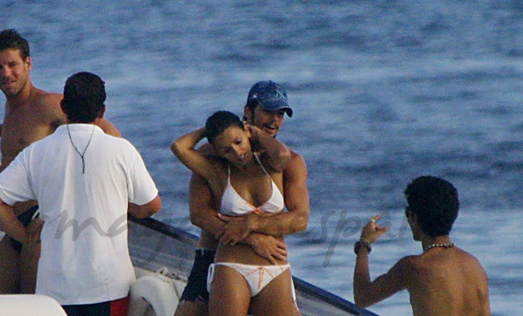 Miguel Ángel Muñoz con Mónica Cruz en Ibiza - 2003