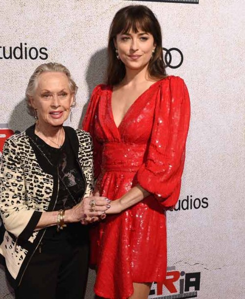 Dakota Johnson posa con su abuela Tippi Hedren en el estreno de “Suspiria”