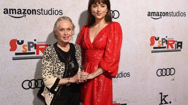 Dakota Johnson posa con su abuela Tippi Hedren en el estreno de «Suspiria»