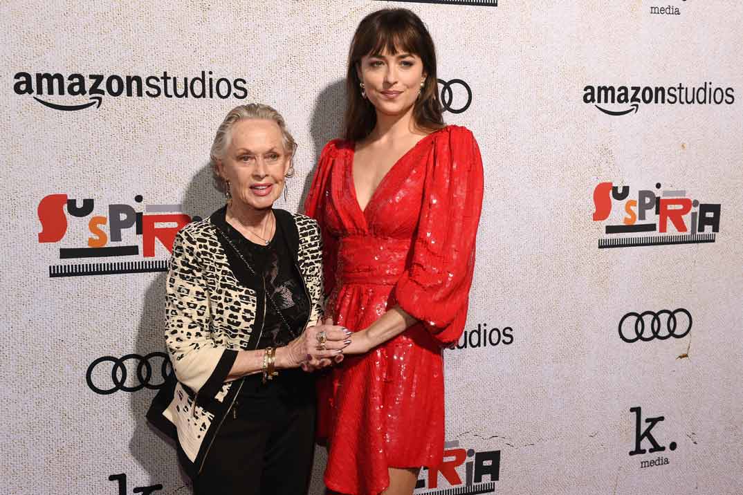 Dakota Johnson posa con su abuela Tippi Hedren en el estreno de “Suspiria”