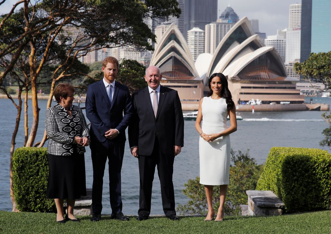 Príncipe Harry y Meghan Markle con el Gobernador General de Australia y su esposa