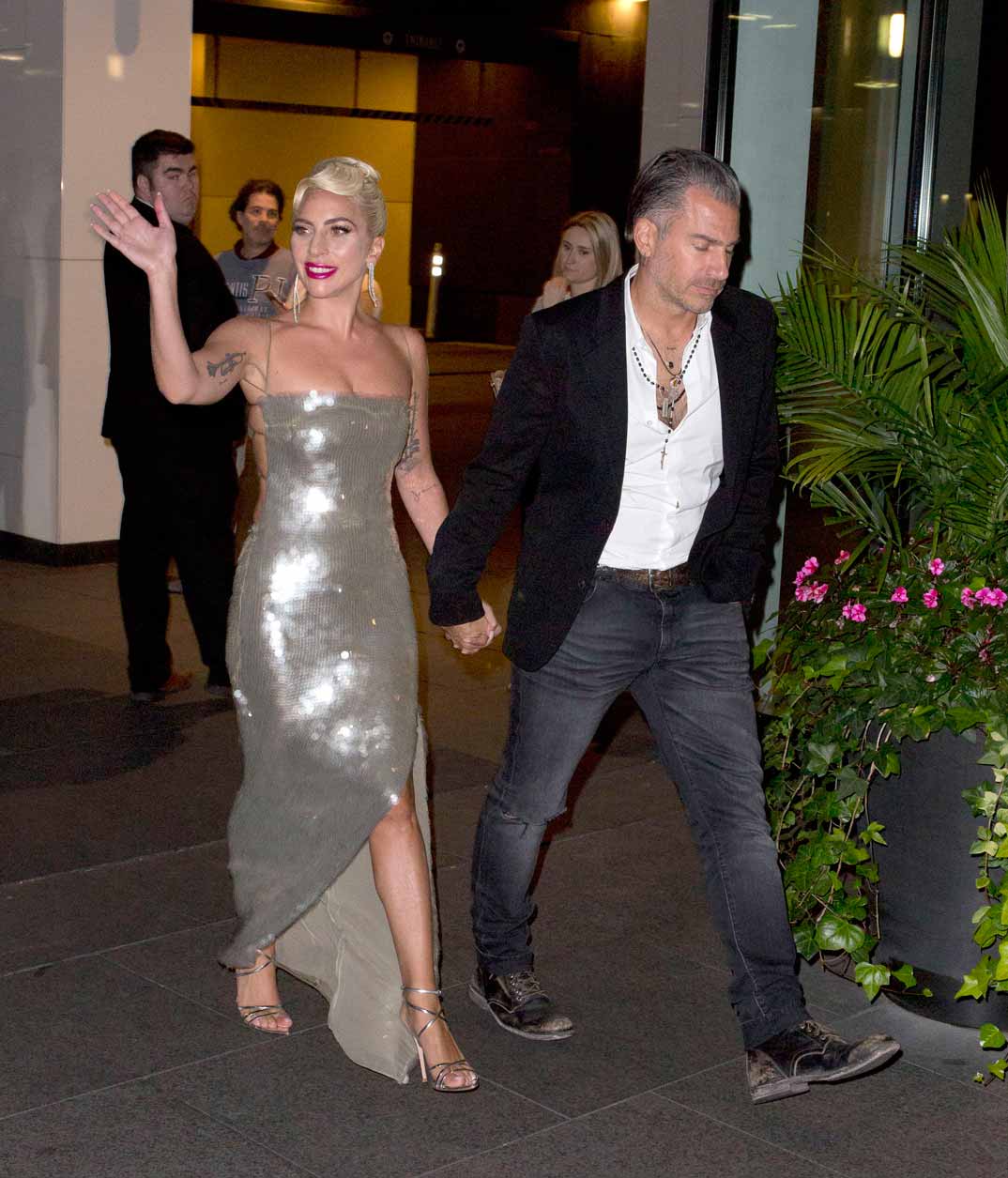 Lady Gaga con su novio Christian Carino