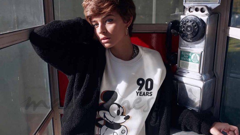 Laura Escanes posa con la colección Mickey90th de Stradivarius