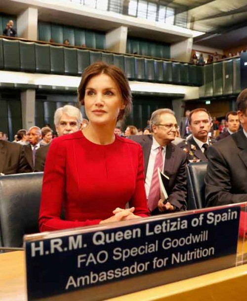 La reina Letizia vuelve a apostar por el rojo para viajar a Roma como Embajadora de la FAO