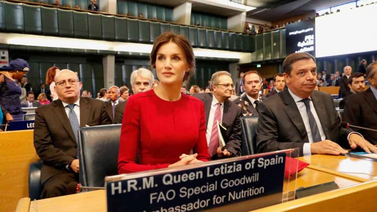 La reina Letizia vuelve a apostar por el rojo para viajar a Roma como Embajadora de la FAO