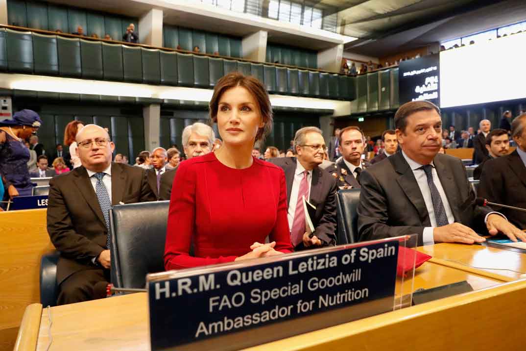 La reina Letizia vuelve a apostar por el rojo para viajar a Roma como Embajadora de la FAO