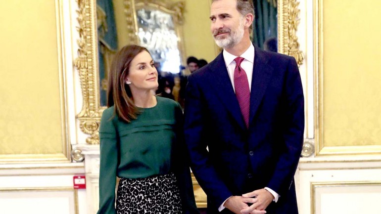 Los Reyes Felipe y Letizia envían un mensaje de «agradecimiento inmenso» a los sanitarios