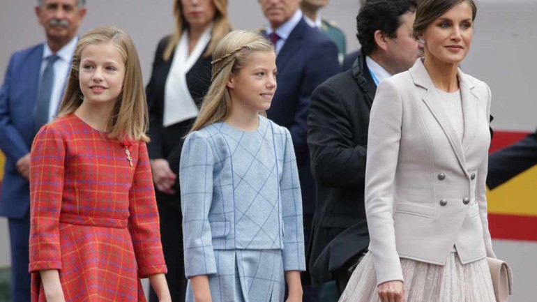 La reina Letizia apuesta de nuevo por Felipe Varela en el Día de la Hispanidad