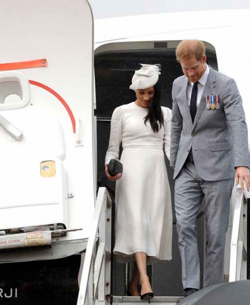 Meghan Markle llega a las islas Fiji vestida de blanco