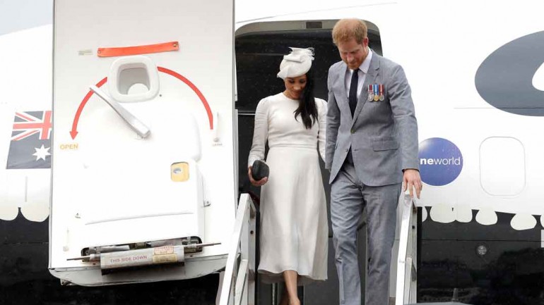 Meghan Markle llega a las islas Fiji vestida de blanco