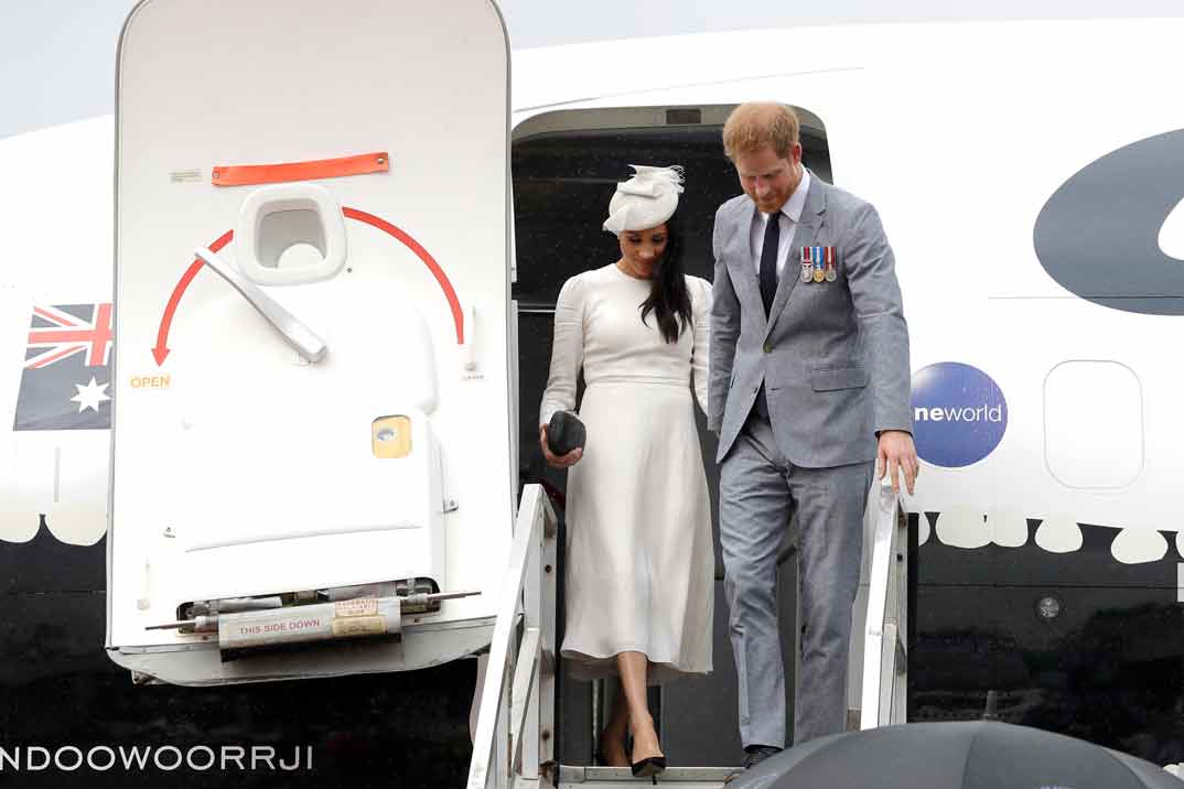 Meghan Markle llega a las islas Fiji vestida de blanco