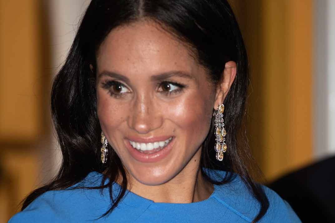 Meghan Markle, espectacular con un vestido capa premamá