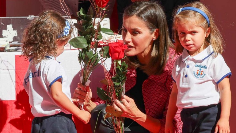 La reina Letizia en el tradional «Día de la Banderita» de la Cruz Roja