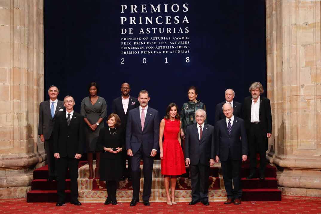 Los Reyes don Felipe y doña Letizia con los galardonados - Premios Princesa de Asturias 2018 © Casa S.M. El Rey