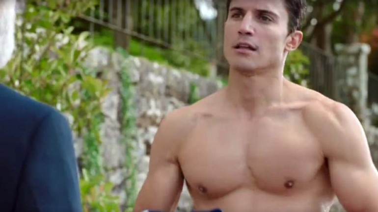 Álex González pillado con la diseñadora Blanca Rodríguez