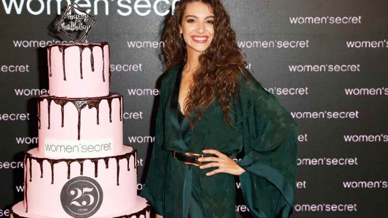 Ana Guerra, en bata, es la nueva imagen de Women’secret