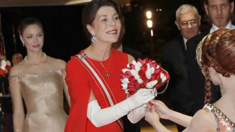 Carolina de Mónaco copia el vestido rojo más espectacular de la reina Letizia
