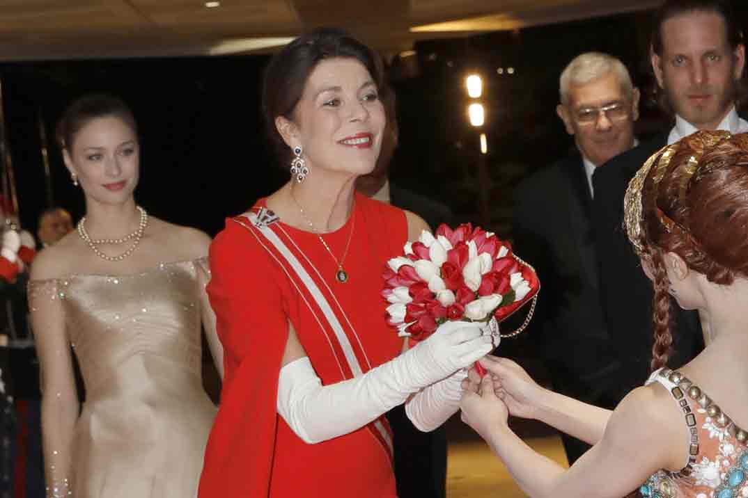 Carolina de Mónaco copia el vestido rojo más espectacular de la reina Letizia