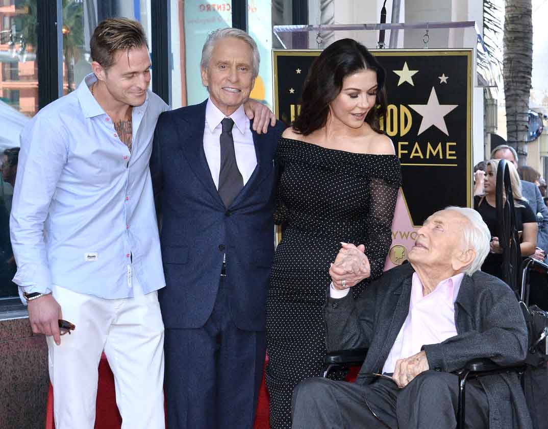 Michael Douglas, Kirk Douglas, Cameron Douglas y Catherine Zeta-Jones