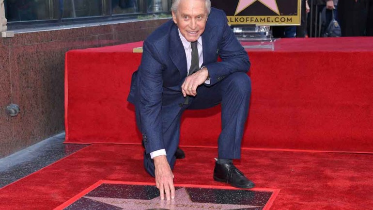 Michael Douglas presume de familia junto a su estrella