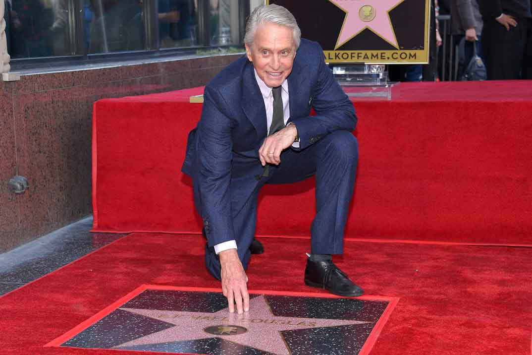 Michael Douglas presume de familia junto a su estrella