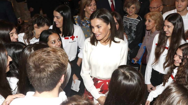 La reina Letizia se viste de chica de la Cruz Roja
