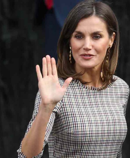 La reina Letizia estrena un perfecto look working girl