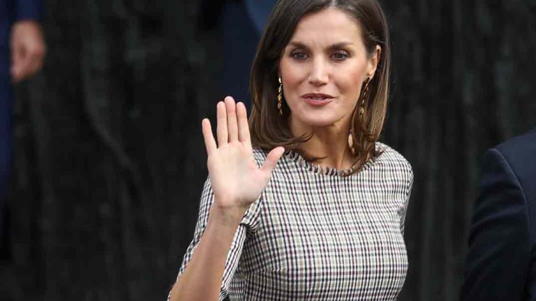 La reina Letizia estrena un perfecto look working girl