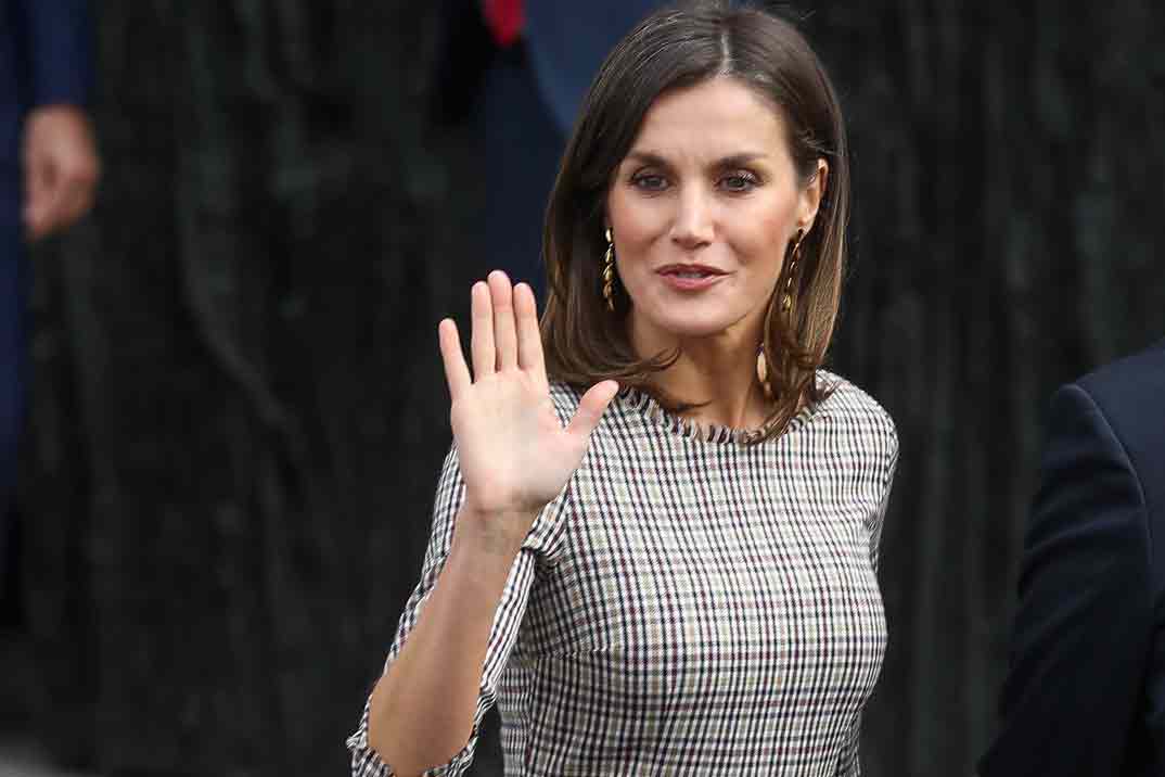 La reina Letizia estrena un perfecto look working girl