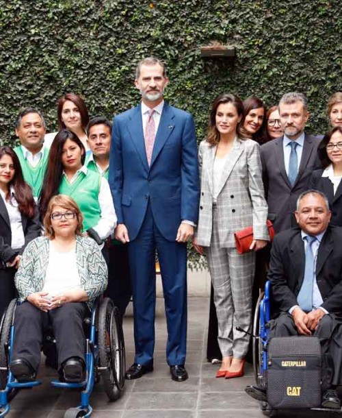 Las arrugas estropean el «perfecto» look working girl de la reina Letizia en Perú