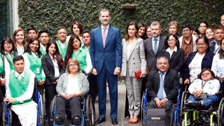 Las arrugas estropean el «perfecto» look working girl de la reina Letizia en Perú