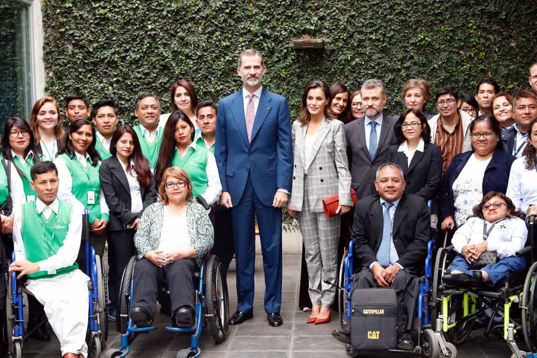 Las arrugas estropean el «perfecto» look working girl de la reina Letizia en Perú