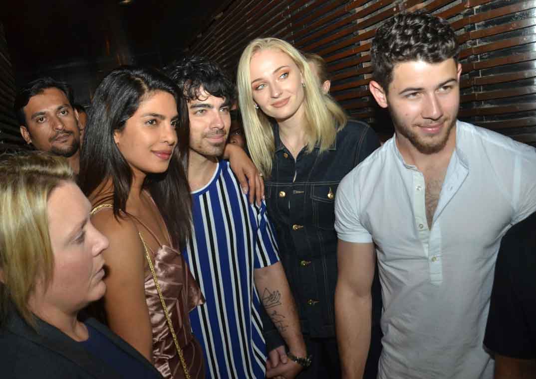 Priyanka Chopra y Nick Jonas con Joe Jonas y Sophie Turner