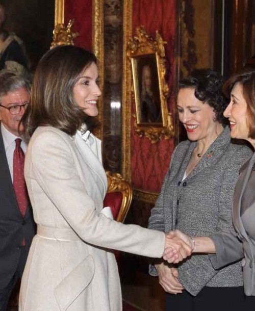 La reina Letizia apuesta por el total beige para un día otoñal