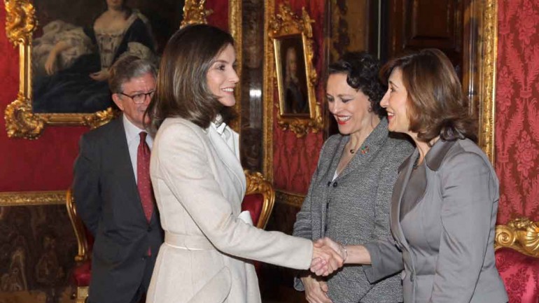 La reina Letizia apuesta por el total beige para un día otoñal