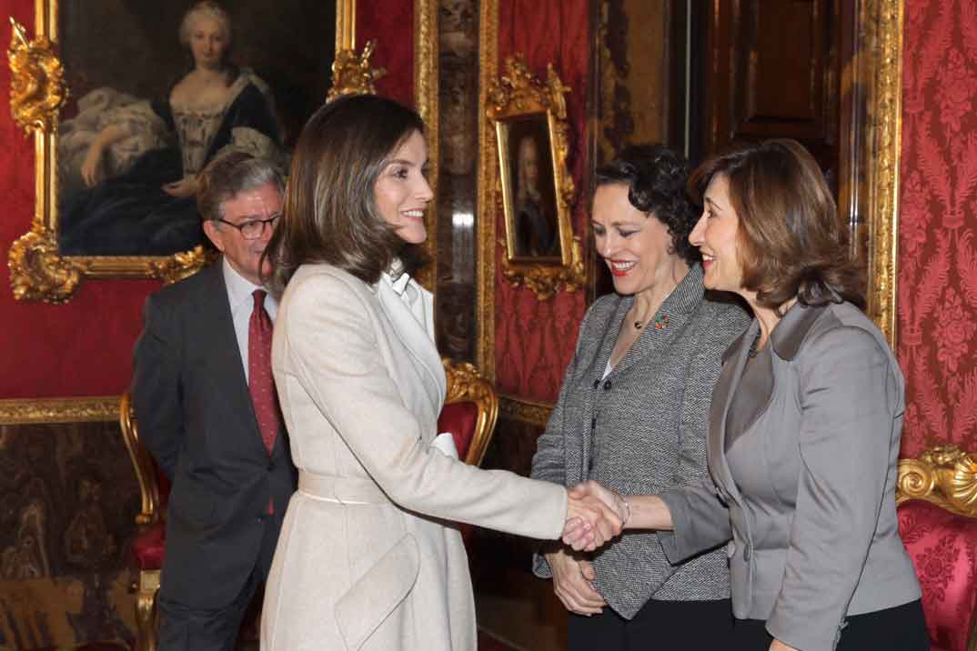 La reina Letizia apuesta por el total beige para un día otoñal