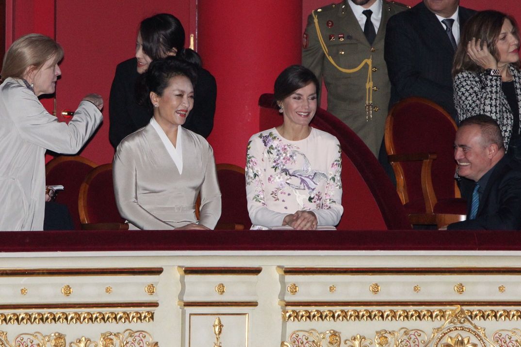 Reina Letizia y Peng Liyuan - Teatro Real © Casa S.M. El Rey