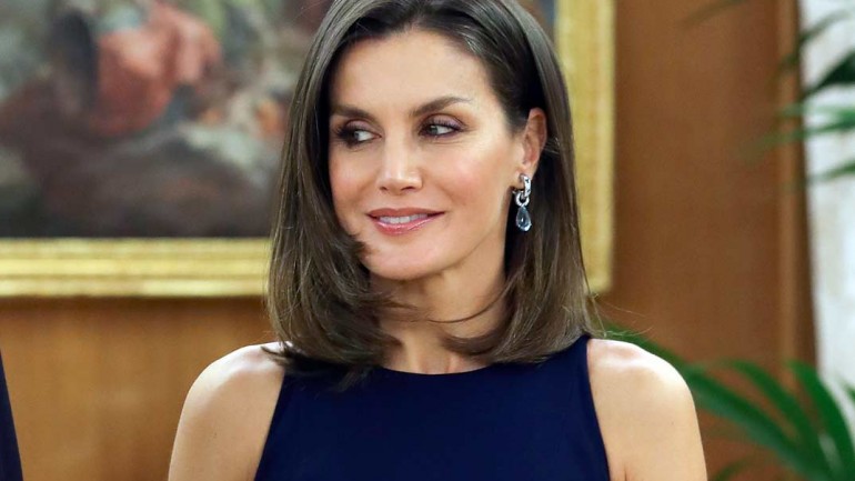 El azul marino es el nuevo negro para la reina Letizia