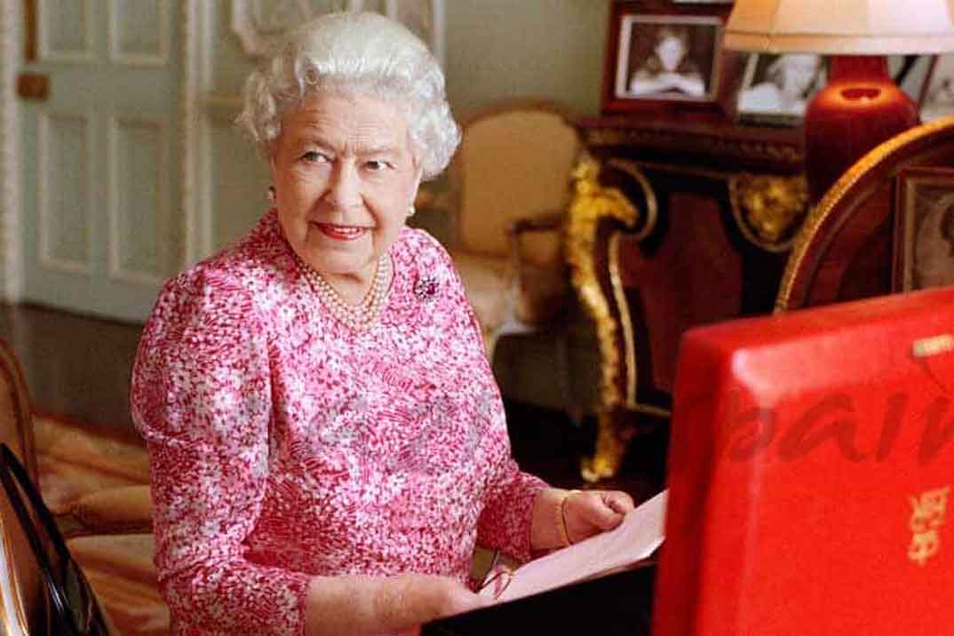 La reina Isabel II obliga a sus invitados a pesarse antes y después de la cena de Navidad