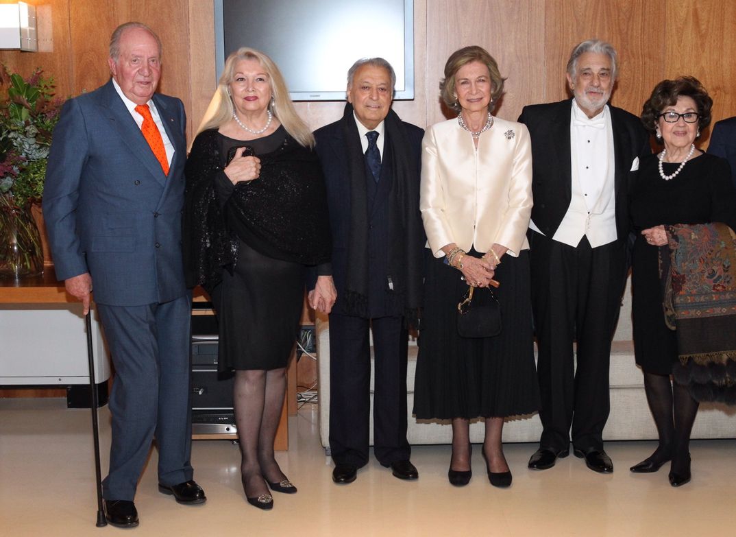 Fotografia de grupo de los Reyes Don Juan Carlos y Doña Sofía con tenor Plácido Domingo y del director Zubin Mehta © Casa S.M. El Rey