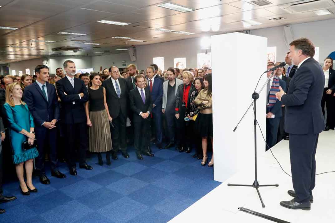 Los Reyes durante la intervención del presidente del periódico "La Razón", Mauricio Casals © Casa S.M. El Rey