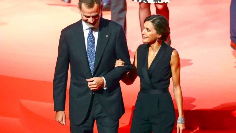 El mono esmoquin con el que la reina Letizia ha conquistado Valencia