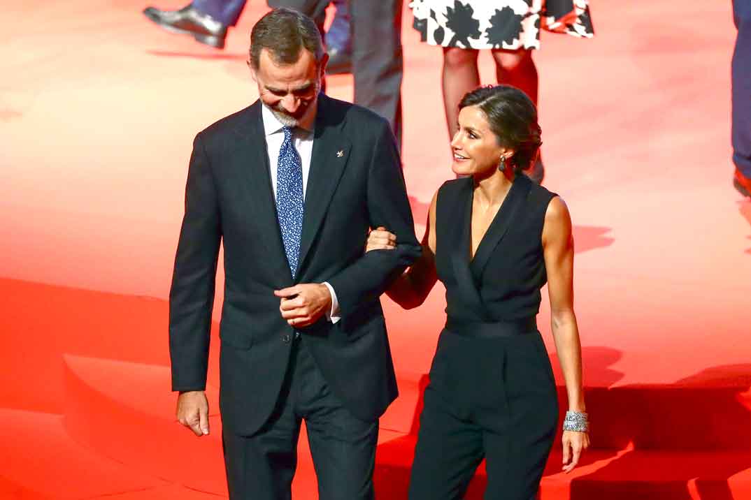 El mono esmoquin con el que la reina Letizia ha conquistado Valencia