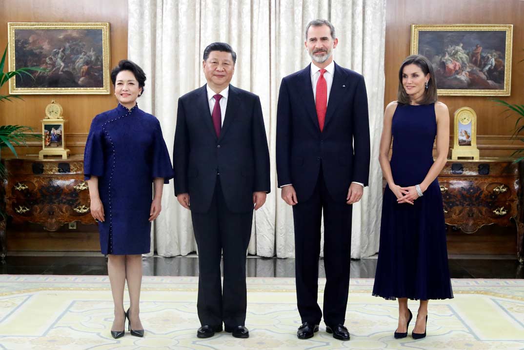 Reyes Felipe y Letizia con el al presidente de la República Popular China, Xi Jinping, y su esposa, Peng Liyuan © Casa S.M. El Rey
