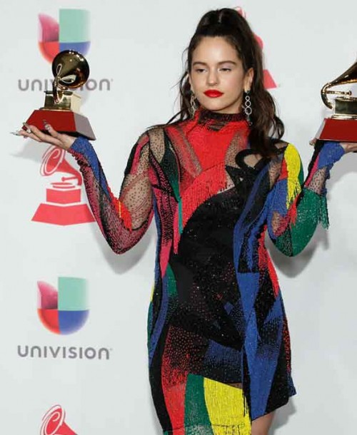 Rosalía triunfa en los Grammy Latinos con cuatro estilismos diferentes