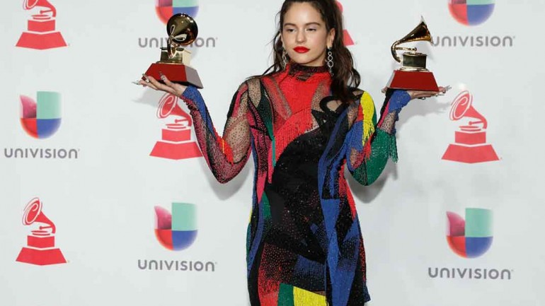 Rosalía triunfa en los Grammy Latinos con cuatro estilismos diferentes