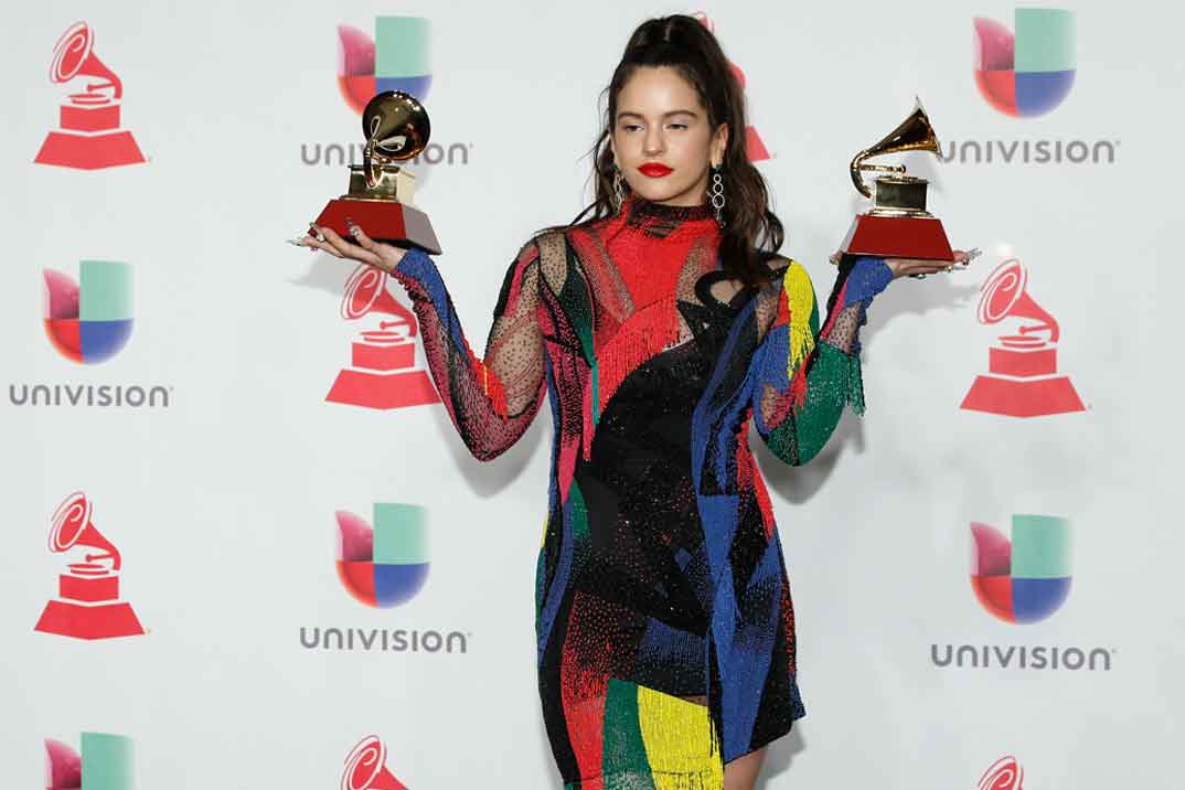 Rosalía triunfa en los Grammy Latinos con cuatro estilismos diferentes