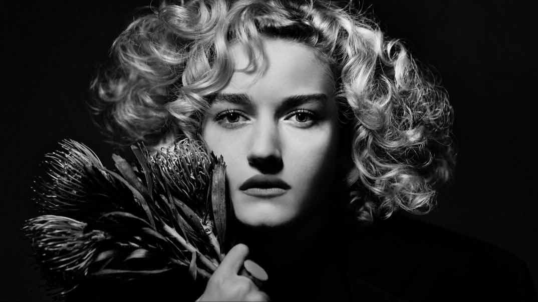 Julia Garner - Calendario Pirelli 2019