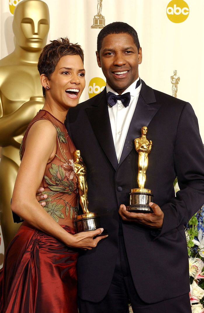 Denzel Washington con Halle Berry - Premios Oscar 2002 - Mejor actor por "Training Day"