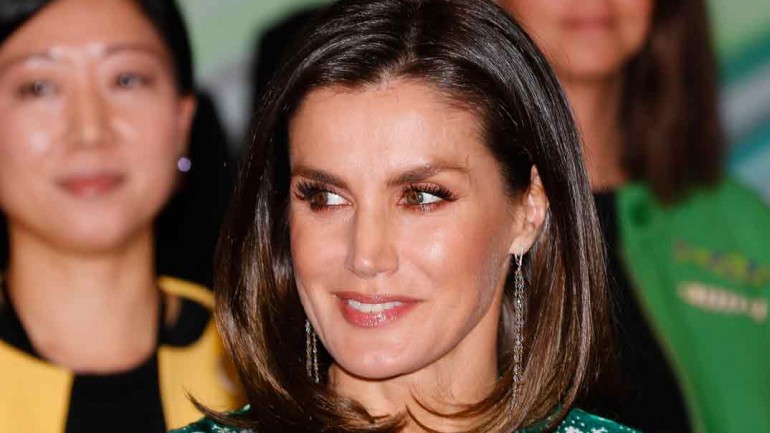 La reina Letizia impacta con su nuevo vestido de estampado paisley